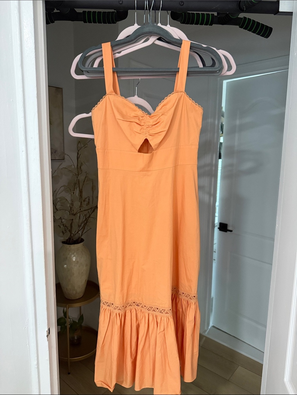 BCBGMaxAzria Peach-Orange Midi Dress with Ruching and Keyhole